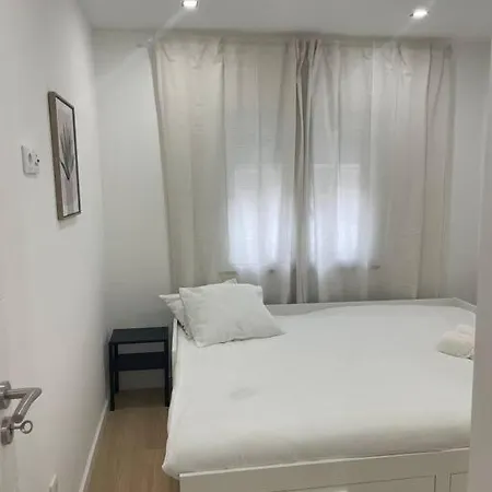 Lovely 2 Bedroom In South Lisbon Apartman *