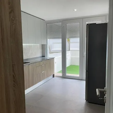 Lovely 2 Bedroom In South Lisbon Apartman