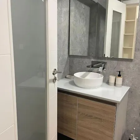 Lovely 2 Bedroom In South Lisbon *