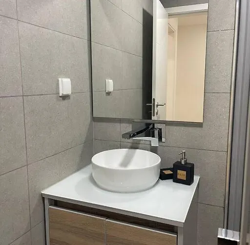 Апартаменты Lovely 2 Bedroom In South Lisbon Баррейру