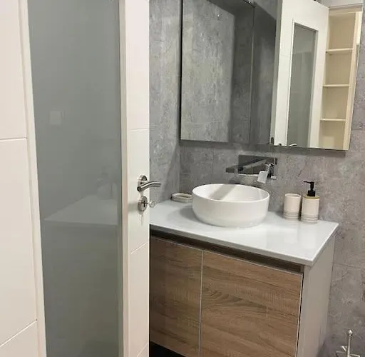 Lovely 2 Bedroom In South Lisbon *